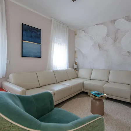 Stunning In With Kitchen * Pula